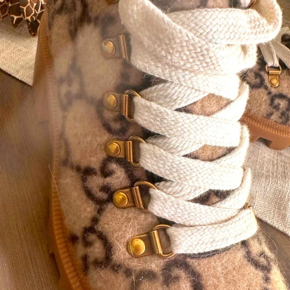 ❤️🔥❤️🔥SOLD❤️🔥❤️🔥Gucci GG Monogram wool Cream and Brown ankle boots - Picture 10 of 17